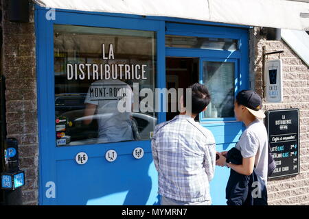 Montreal, QC / Canada - 6 Maggio 2018 : "La distributrice', il più piccolo expresso cafe shop nel mondo. Foto Stock