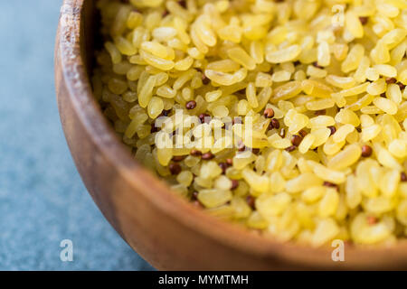 Non cotti materie Bulgur Riso con la quinoa nella ciotola di legno. / Bulghur per Pilav o Pilaf. Alimenti biologici. Foto Stock