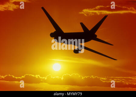 1992 Silhouette storico di volo aereo commerciale Foto Stock