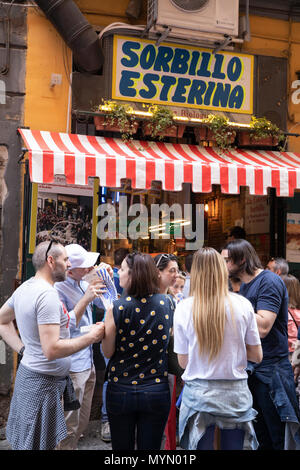 Esterina Sorbillo take-away pizzeria famosa per pizze fritte in Via dei Tribunali, Napoli, Campania, Italia, Europa Foto Stock