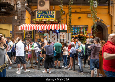 Esterina Sorbillo take-away pizzeria famosa per pizze fritte in Via dei Tribunali, Napoli, Campania, Italia, Europa Foto Stock