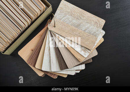 Set di laminati in legno Tavole di costruzione per la scelta del tipo di arredamento decor. Set di truciolato laminato campioni. Foto Stock