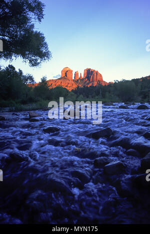 1992 storica cattedrale rock da Red Rock incrocio di Oak Creek fiume Sedona in Arizona USA Foto Stock