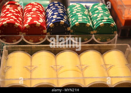 Chiamata per tutti i giocatori: ruota della roulette, cappucci tabella e poker chips. Foto Stock
