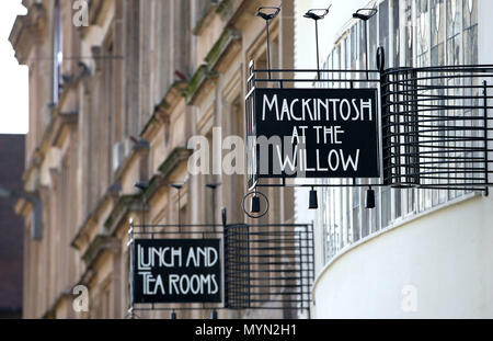 Nuova segnaletica all'esterno del ristorante migliorato, Mackintosh at the Willow, all'edificio originale Willow Tea Rooms a Glasgow, nel 150° anniversario della nascita del designer Charles Rennie Mackintosh, dopo &Acirc; progetto di restauro di 10 milioni di sterline. Foto Stock