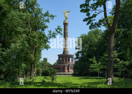 Una vista del popolare Colonna della Vittoria di Berlino, Germania, visto dal parco di Tiergarten. Foto Stock