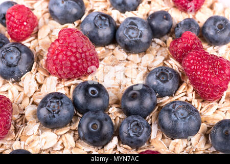 Sfondo di cereali di avena con mirtilli e lamponi closeup Foto Stock