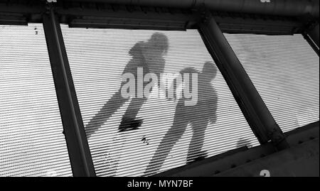 Silhouette di giovane Holding Hands, Millennium Bridge, London, England, Regno Unito Foto Stock