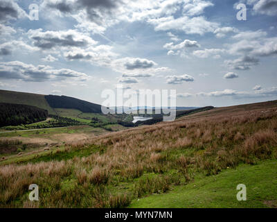 Moorland colline del Brecon Beacons sulla A4059 con Llwyn-sul serbatoio e Merthyr Tydfil, nel Galles del Sud, nella distanza Foto Stock