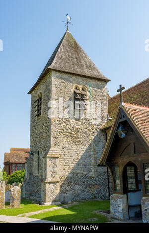 St Nicholas Church West Itchenor, West Sussex, Inghilterra in una soleggiata giornata di primavera. Foto Stock