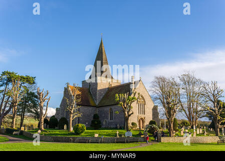 14 ° secolo Chiesa di Sant'Andrea sul verde villaggio di Alfriston, Sussex orientale, Inghilterra in una giornata di sole inverno. Foto Stock