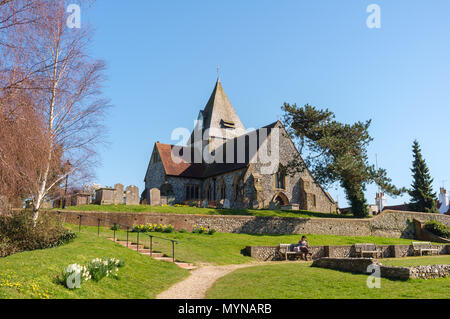 12 ° secolo chiesa di Saint Margaret's sul villaggio verde a Ditchling, Sussex est, Regno Unito in una soleggiata giornata di primavera. Foto Stock