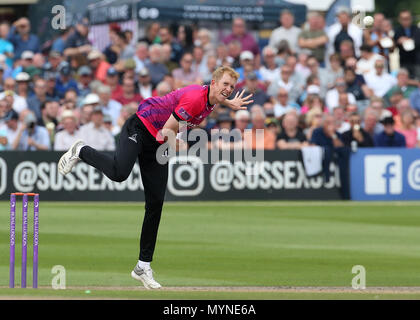 Sussex spin bowler Luca Pozzi in azione durante il tour corrisponde al primo centro di County Ground, Hove. Stampa foto di associazione. Picture Data: giovedì 7 giugno 2018. Vedere PA storia CRICKET Sussex. Foto di credito dovrebbe leggere: Mark Kerton/filo PA. Restrizioni: solo uso editoriale. Nessun uso commerciale senza il previo consenso scritto da parte della BCE. Immagine ancora utilizzare solo. Assenza di immagini in movimento per emulare broadcast. Non rimuovere od oscurare del logo dello sponsor. Foto Stock