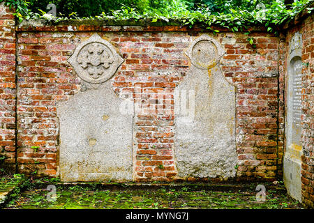 Bassorilievo in pietra mattoni rossi Foto Stock