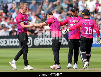 Sussex bowler Luca Pozzi (sinistra) celebra tenendo il paletto di Australia capitano Tim Paine durante il tour corrisponde al primo centro di County Ground, Hove. Foto Stock