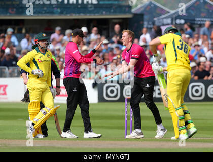 Sussex bowler Luca Pozzi (destra) tenendo il paletto di Australia capitano Tim Paine (a destra) durante il tour corrisponde al primo centro di County Ground, Hove. Foto Stock