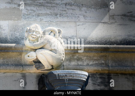 Scultura in pietra (di scimmia con caratteristiche umane) su un muro esterno al Magdalen College dell'università di Oxford, Inghilterra. Foto Stock