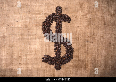 Simbolo del dollaro scritto con crostini di chicchi di caffè sulla composizione del paesaggio Foto Stock