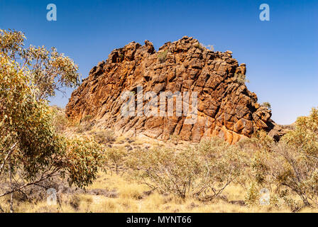 Corroboree Rock noto come Antanangantana una riserva di conservazione in East MacDonnell Ranges vicino a Alice Springs, Territori del Nord, Australia Foto Stock
