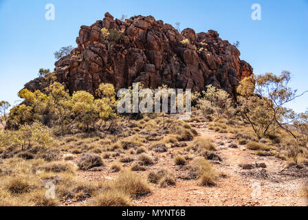 Corroboree Rock noto come Antanangantana una riserva di conservazione in East MacDonnell Ranges vicino a Alice Springs, Territori del Nord, Australia Foto Stock