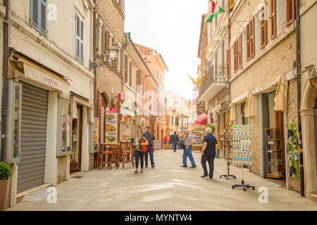 Loreto, Ancona, Italia - 8.05.2018: la centrale via dello shopping Corso Traiano Boccalini conduce alla Basilica della Santa Casa di Loreto Foto Stock