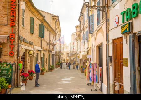 Loreto, Ancona, Italia - 8.05.2018: la centrale via dello shopping Corso Traiano Boccalini conduce alla Basilica della Santa Casa di Loreto Foto Stock