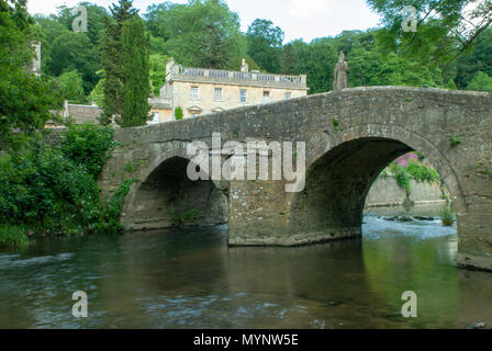 Vista del ponte in prossimità di Iford Manor, Iford vicino a Bradford upon Avon, Wiltshire, Regno Unito Foto Stock