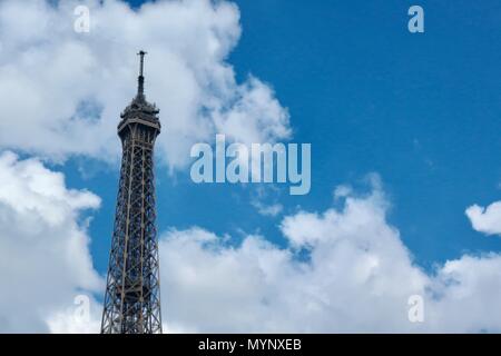 Parigi, Francia, calda primavera soleggiata pomeriggio nel maggio 2018. La parte superiore della torre Eiffel contro un cielo blu. Foto Stock