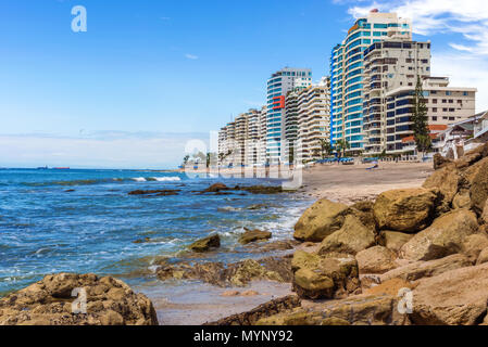 Salinas Ecuador - Aprile13, 2016: condominio moderni edifici affacciati sulla spiaggia di Salinas Ecuador. Foto Stock