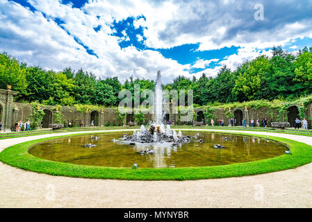 Le impressionanti giardini nei giardini del Palazzo di Versailles in Francia. Foto Stock