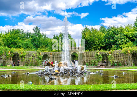 Le impressionanti giardini nei giardini del Palazzo di Versailles in Francia. Foto Stock