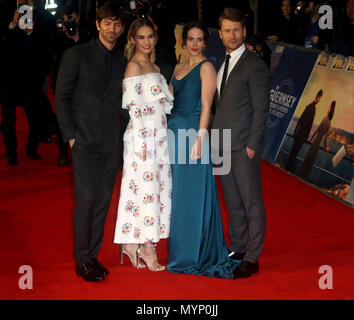 9 aprile 2018 - Michiel Huisman, Lily James, Jessica Brown Findlay e Glen Powell frequentando il letteraria di Guernsey e la patata Peel Pie Society mondo P Foto Stock