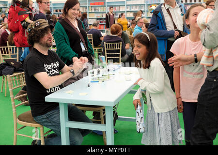 Bambini Autore Andy Stanton firma il suo libro "Natboff! Un milione di anni di stupidità' per bambini Hay Festival bookstore Hay-on-Wye Regno Unito KATHY DEWITT Foto Stock