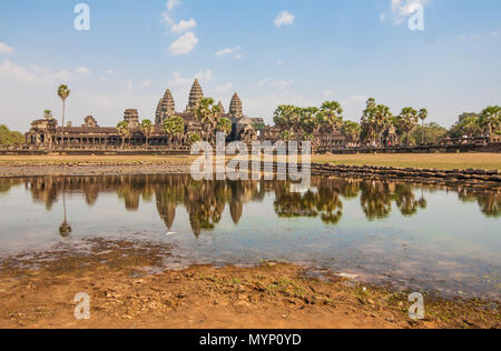 Angkor Wat, Cambogia - uno il più grande monumento religioso del mondo e il più famoso del paese. Nella foto il tempio principale Foto Stock