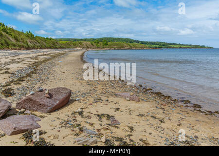 Una vista di Yr Traeth Ora sul Lligwy a Dulas sentiero costiero su Anglesey nel Galles del Nord. Prese su di una bella giornata d'estate nel giugno 2018. Foto Stock