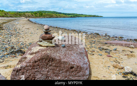 Una vista di Yr Traeth Ora sul Lligwy a Dulas sentiero costiero su Anglesey nel Galles del Nord. Prese su di una bella giornata d'estate nel giugno 2018. Foto Stock