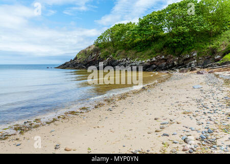 Una vista di Yr Traeth Ora sul Lligwy a Dulas sentiero costiero su Anglesey nel Galles del Nord. Prese su di una bella giornata d'estate nel giugno 2018. Foto Stock