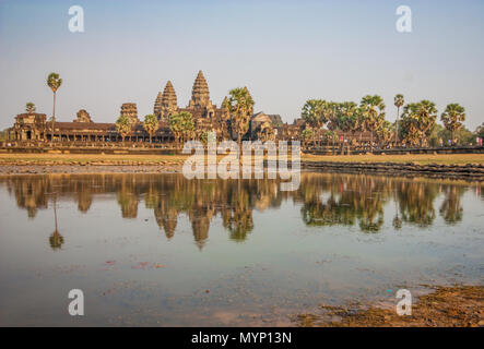 Angkor Wat, Cambogia - uno il più grande monumento religioso del mondo e il più famoso del paese. Nella foto il tempio principale Foto Stock