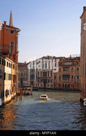 Rio di Ca' Foscari, Dorsoduro, Venezia, Italia: la giunzione con il Grand Canal Foto Stock