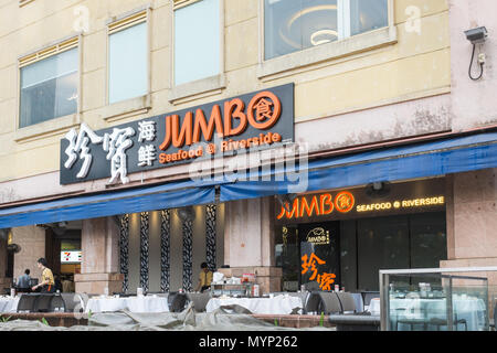 Jumbo di pesce a base di pesce e frutti di mare ristorante in riva al fiume e Clarke Quay lungo il Fiume Singapore a Singapore Foto Stock