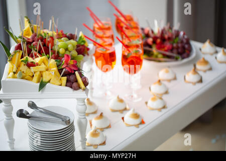 Immagine del cocktail di fragole, fragole e uva, torte al tavolo da buffet Foto Stock