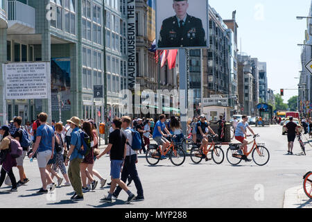 Berlino, Germania - Giugno 2018: la gente per strada al Checkpoint Charlie in una soleggiata giornata estiva di Berlino, Mitte. L'ex confine Checkpoint è uno Foto Stock