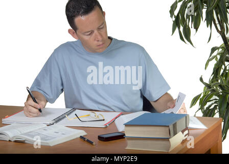 Un giovane studente preparare i suoi esami finali Foto Stock