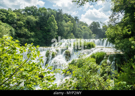 Parco Nazionale di Krka si trova lungo il fiume Krka in Croazia. Essa è famosa per una serie di 7 cascate e sentieri natura Foto Stock