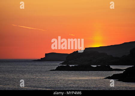 Tramonto da Scourie Bay di Sutherland, a nord-ovest della Scozia con Handa Island, la più lontana del contorno profilarsi. Foto Stock