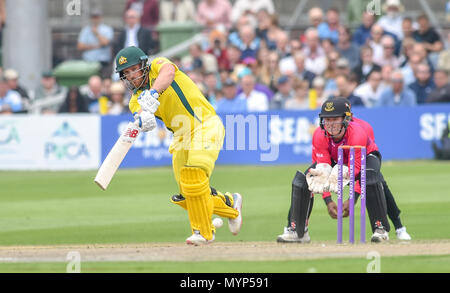 Aaron Finch di Australia batting guardato da Sussex wicketkeeper Ben Brown durante la 50 sopra il cricket tour match tra Sussex e Australia al primo centro di County Ground a Hove. 07 Giugno 2018 Foto Stock