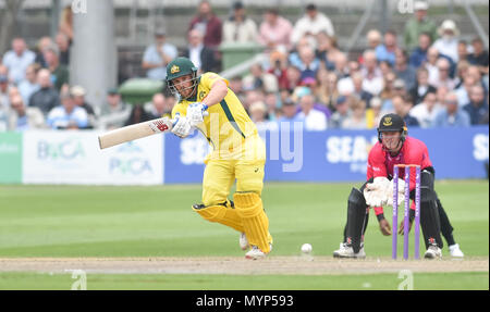 Aaron Finch di Australia batting guardato da Sussex wicketkeeper Ben Brown durante la 50 sopra il cricket tour match tra Sussex e Australia al primo centro di County Ground a Hove. 07 Giugno 2018 Foto Stock