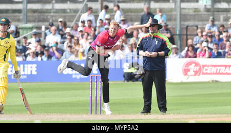 Sussex bowler Luca pozzetti durante la 50 sopra il cricket tour match tra Sussex e Australia al primo centro di County Ground a Hove. 07 Giugno 2018 Foto Stock