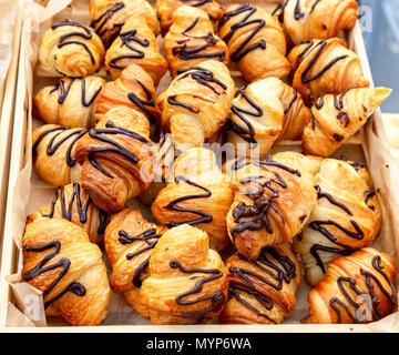 Appena cotti al forno francese croissant al cioccolato. Sfondo di panetteria Foto Stock