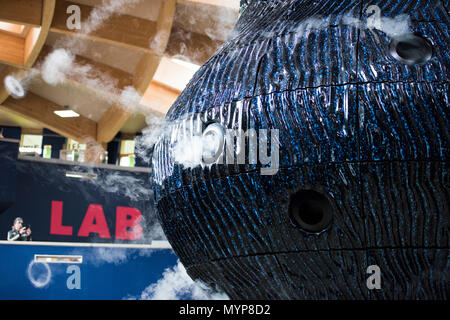 L'infinito blu scultura all'Eden Project. Foto Stock